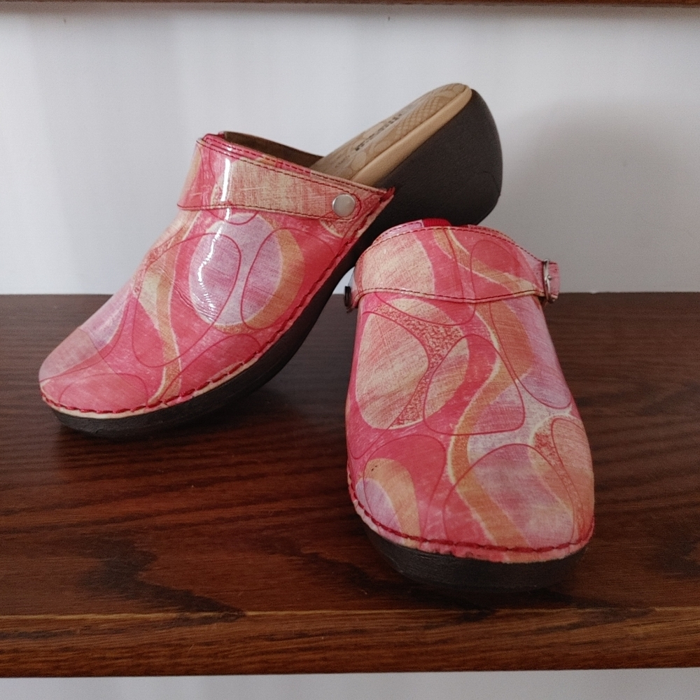 Rocky 4EurSole pink geo leather clogs size 36